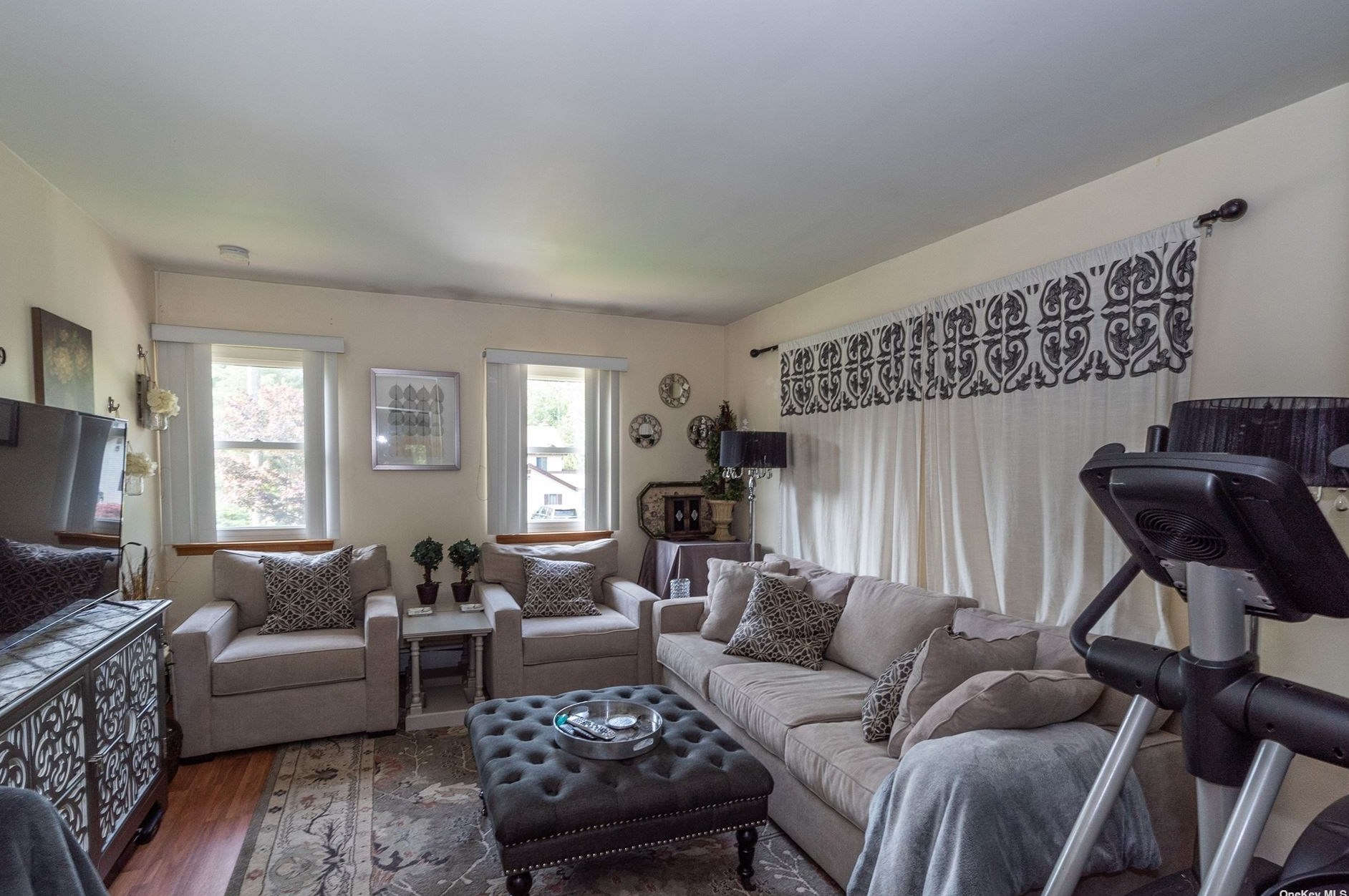 8 Russet Ln, Lake Grove, NY 11755