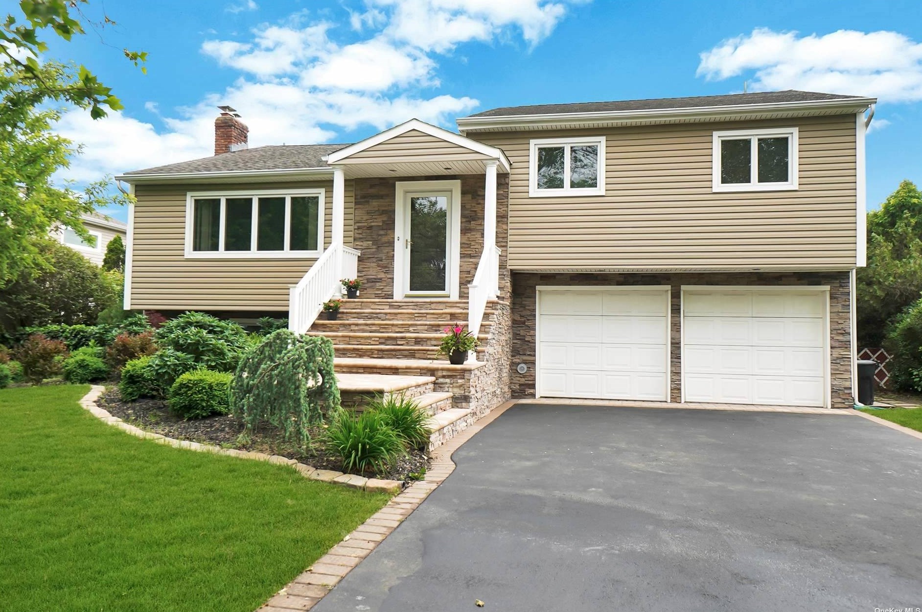 35 Sioux Dr, Commack, NY 11725