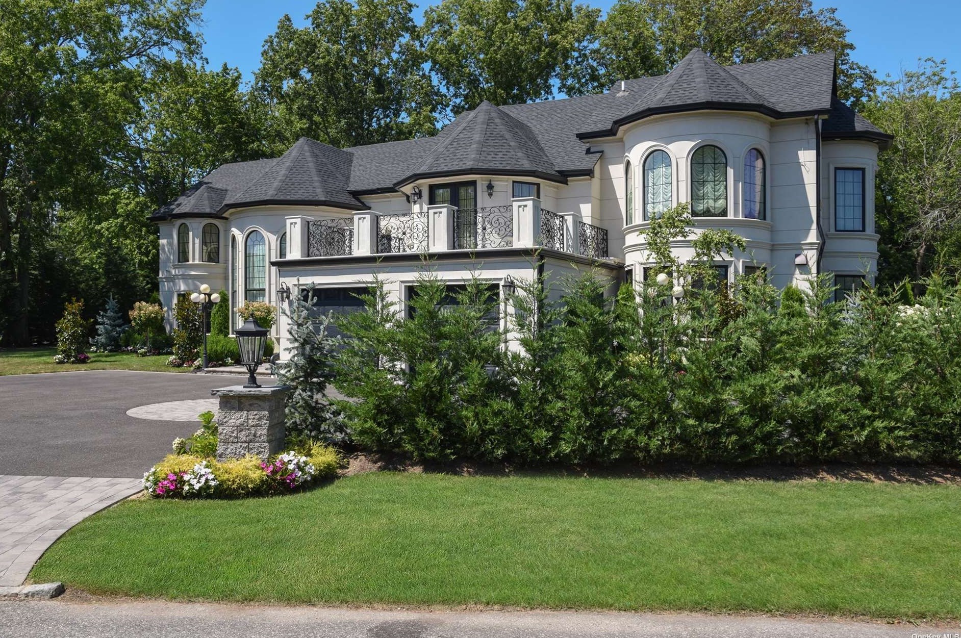 272 Heather Ln, Hewlett, NY 11557-2730
