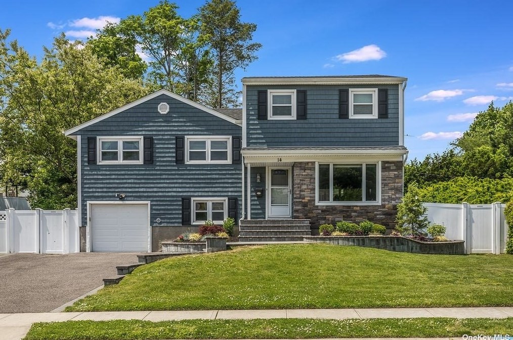 14 Margaret Dr, Hicksville, NY 11803-5419