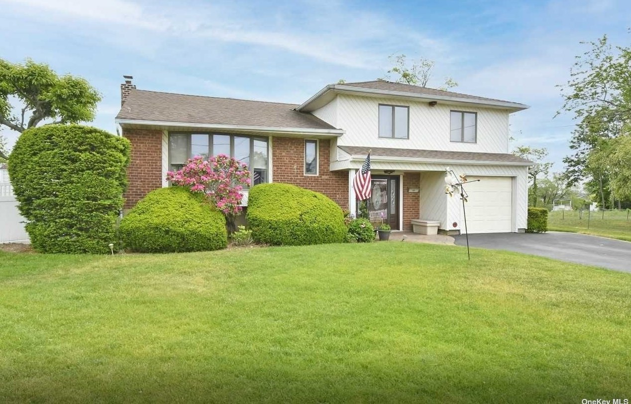 2550 Erick Ct, North Bellmore, NY 11710