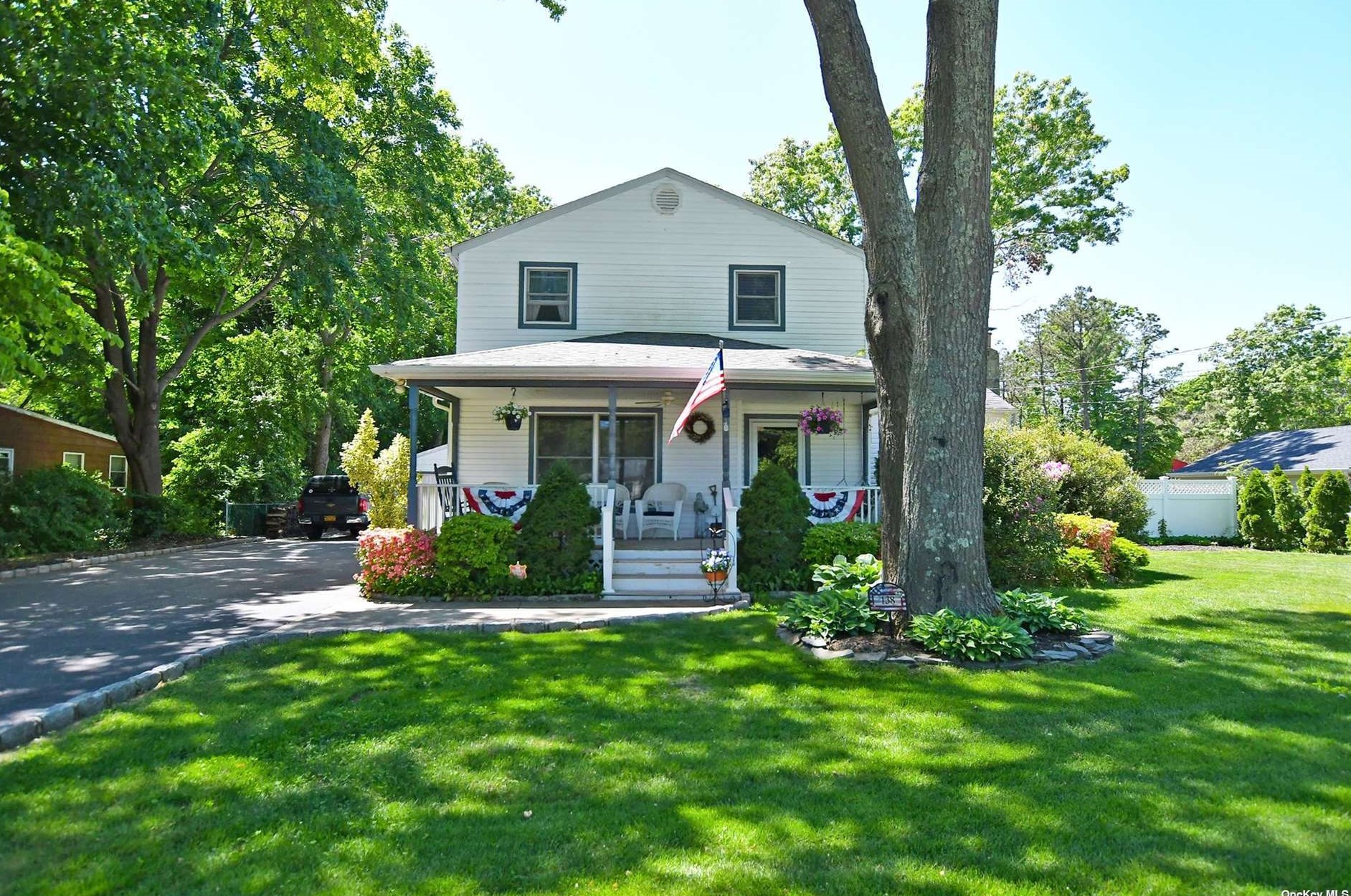 138 Bellport Ave, Gordon Heights, NY 11763-2229