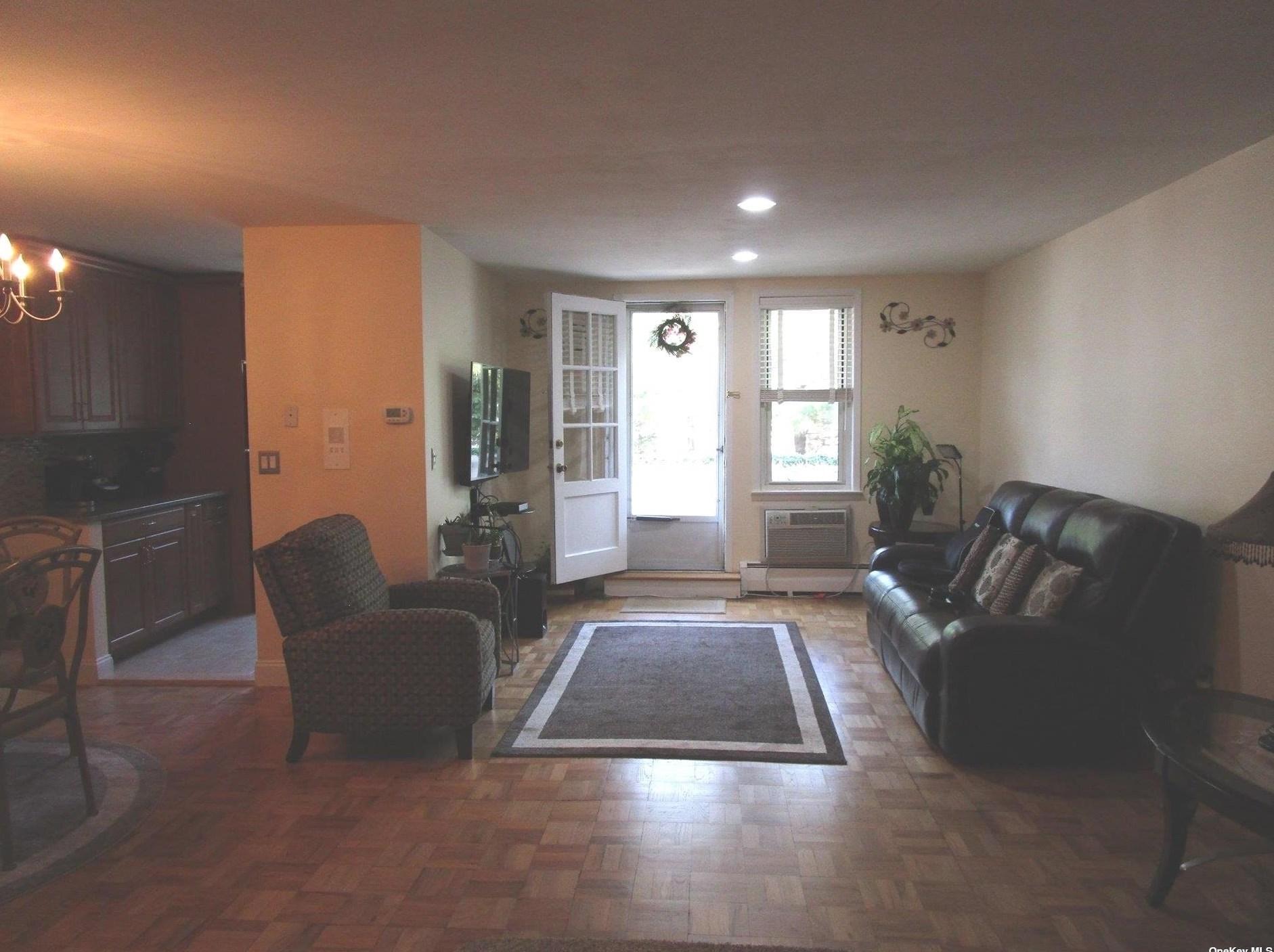 30 Daley Pl, Lynbrook, NY 11563-2218