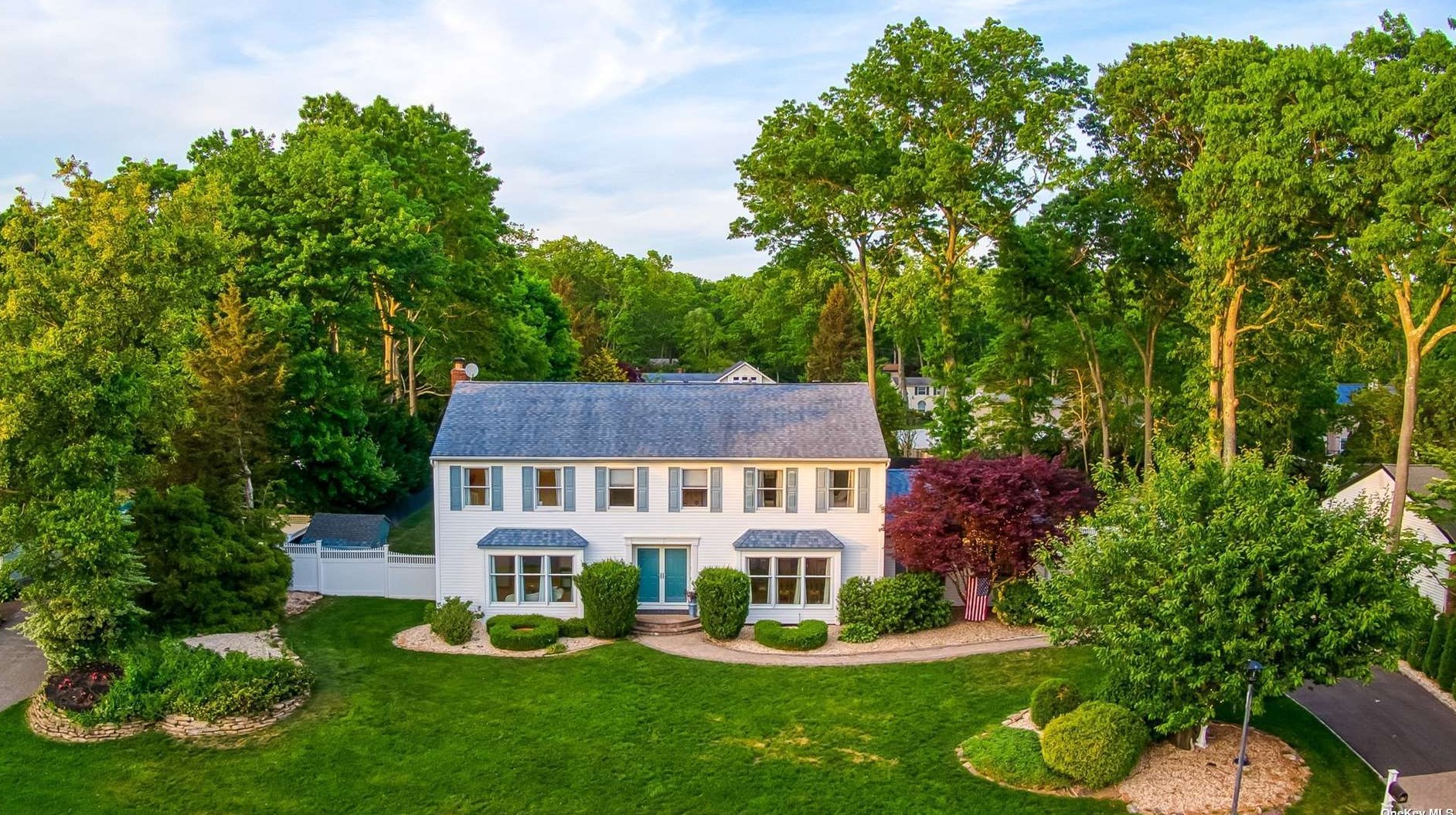 17 Mink Ln, Strongs Neck, NY 11733