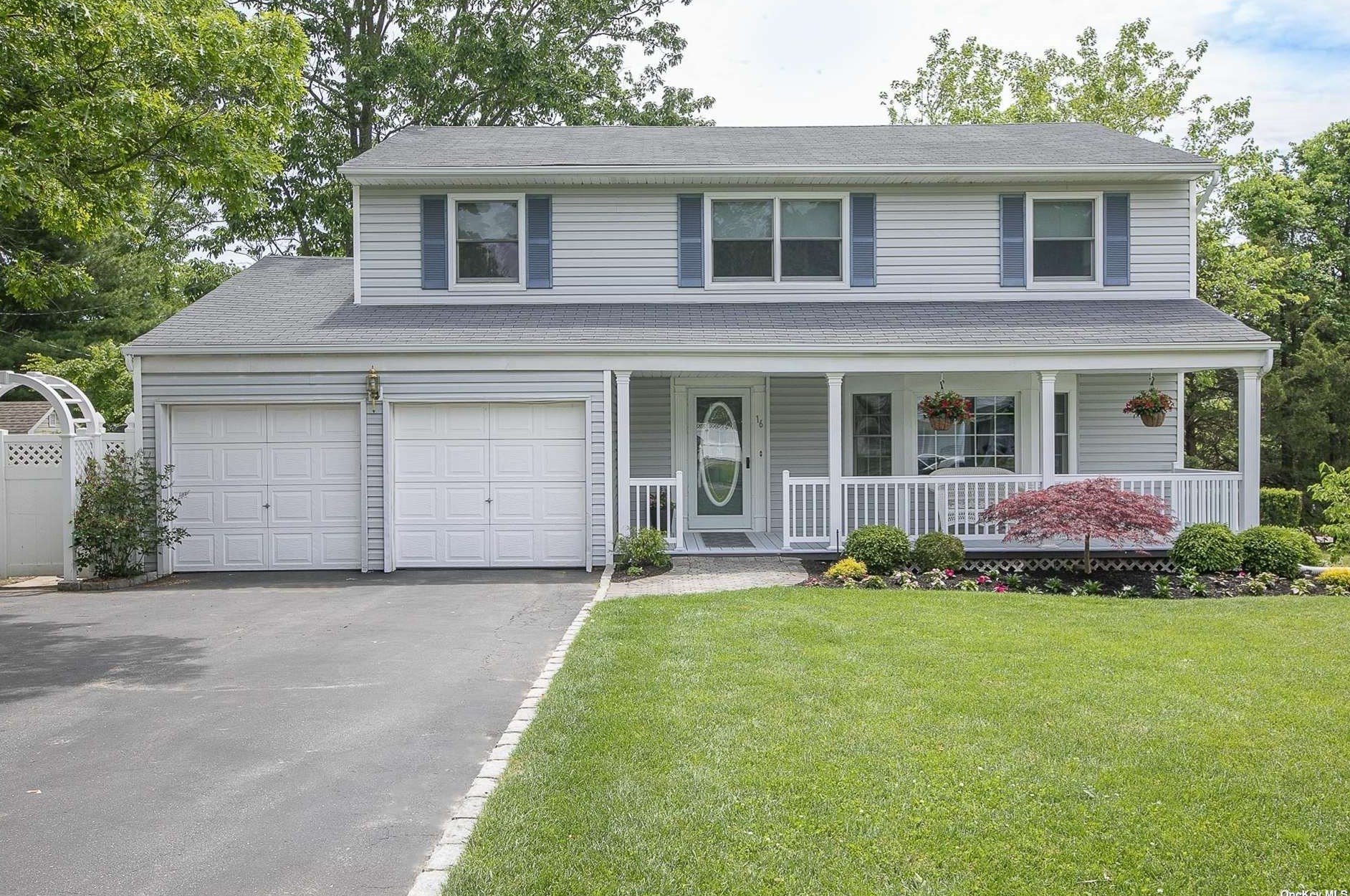 16 Leslie Ln, Smithtown, NY 11787-2349