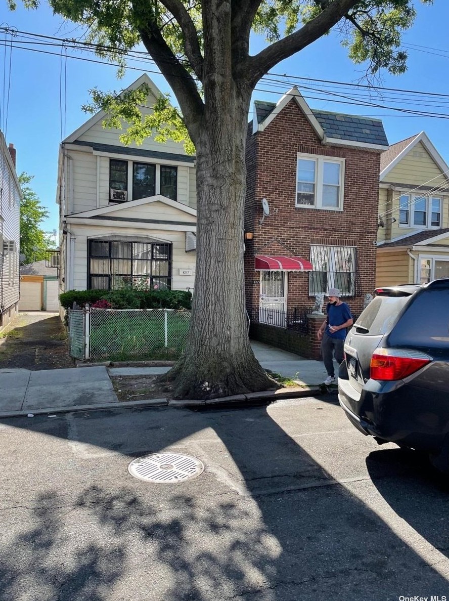 42-17 76th St, Flushing, NY 11377-1223