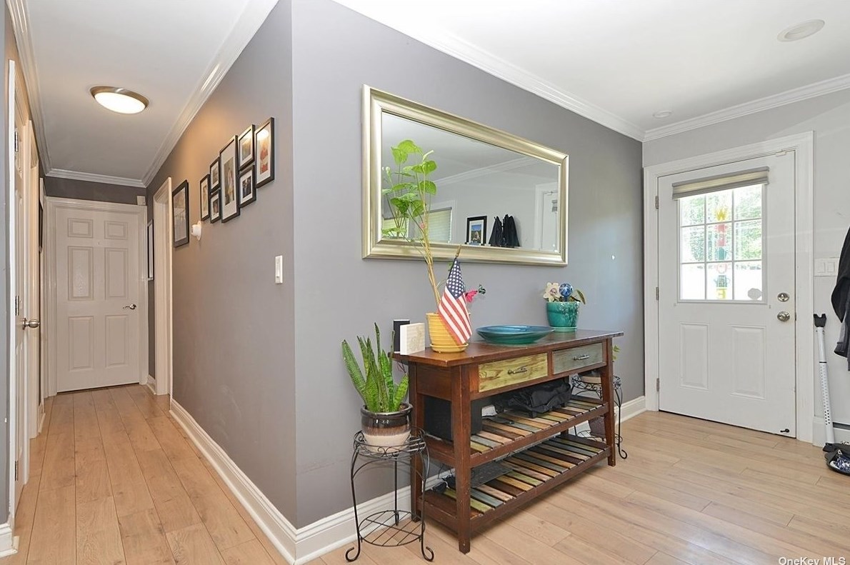 43 Weichers St, Hauppauge, NY 11779-3325