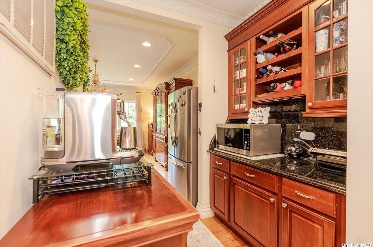 117 Parkway Dr, East Hills NY  11577-2707 exterior