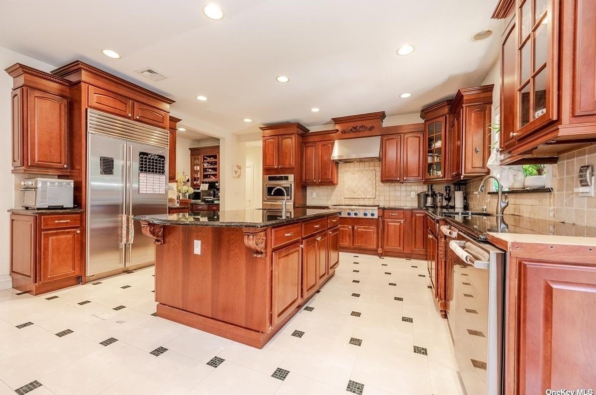 117 Parkway Dr, East Hills NY  11577-2707 exterior