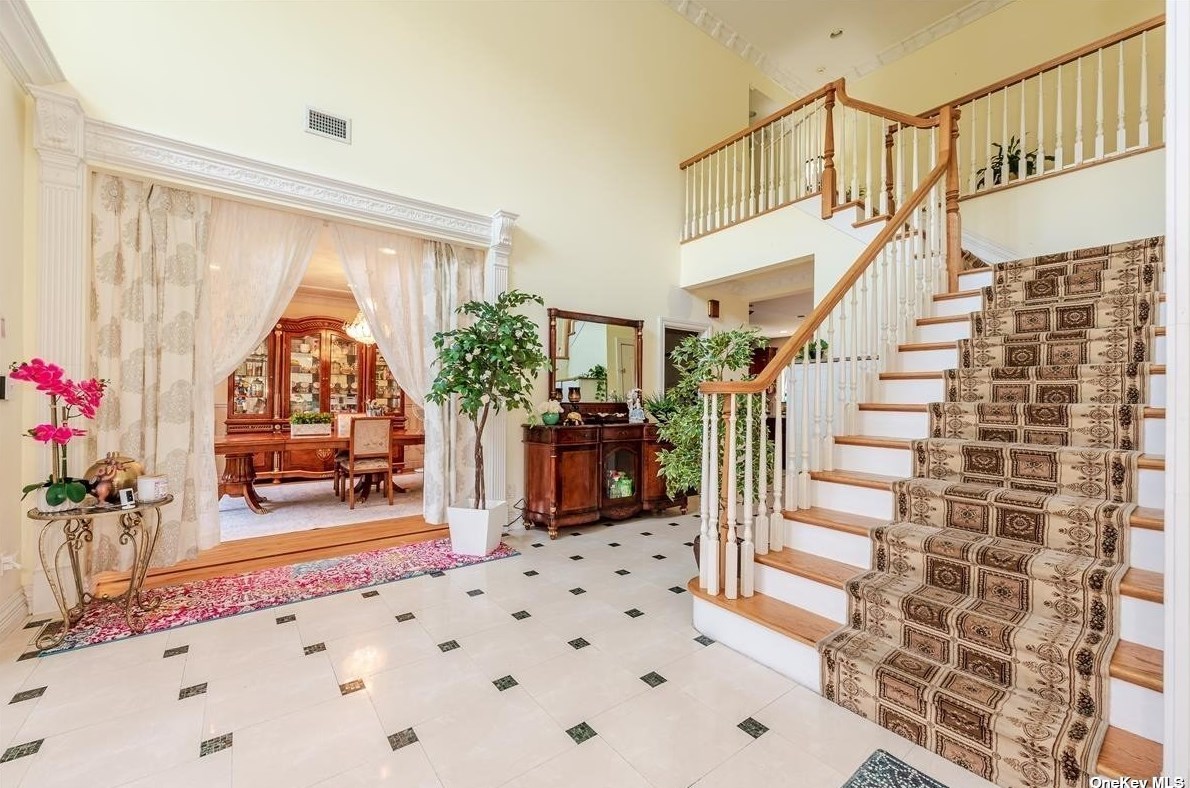 117 Parkway Dr, East Hills NY  11577-2707 exterior