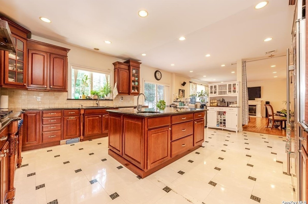 117 Parkway Dr, East Hills NY  11577-2707 exterior