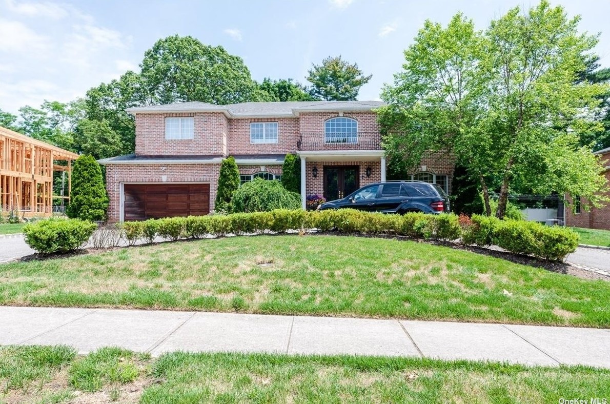 117 Parkway Dr, East Hills NY  11577-2707 exterior