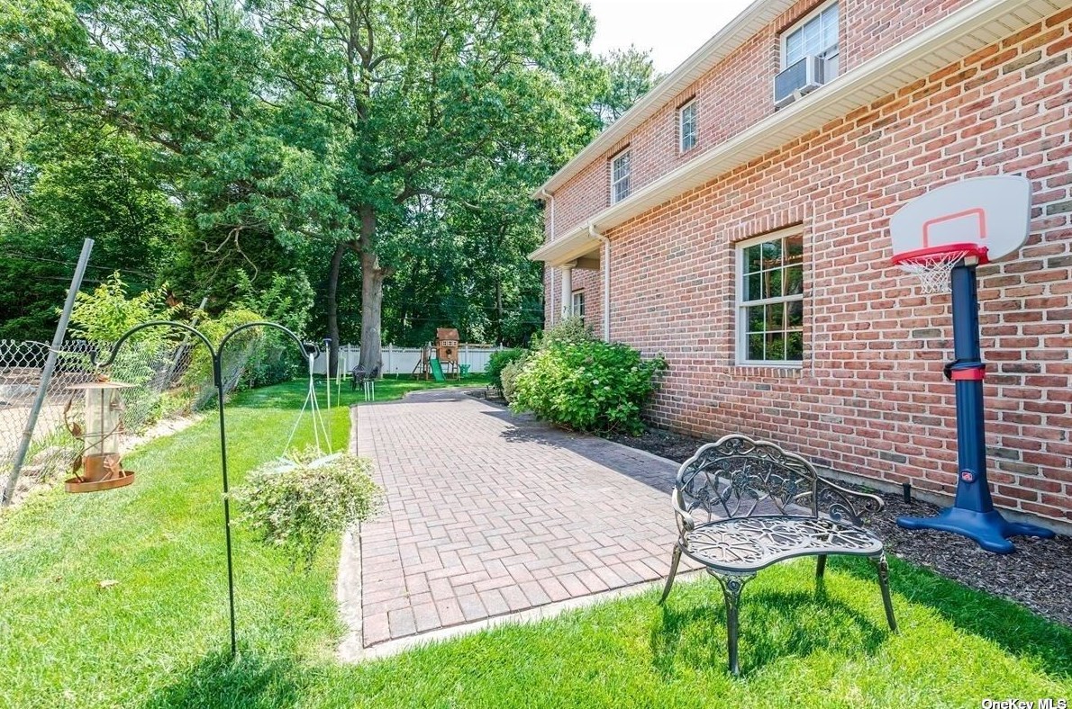 117 Parkway Dr, East Hills NY  11577-2707 exterior