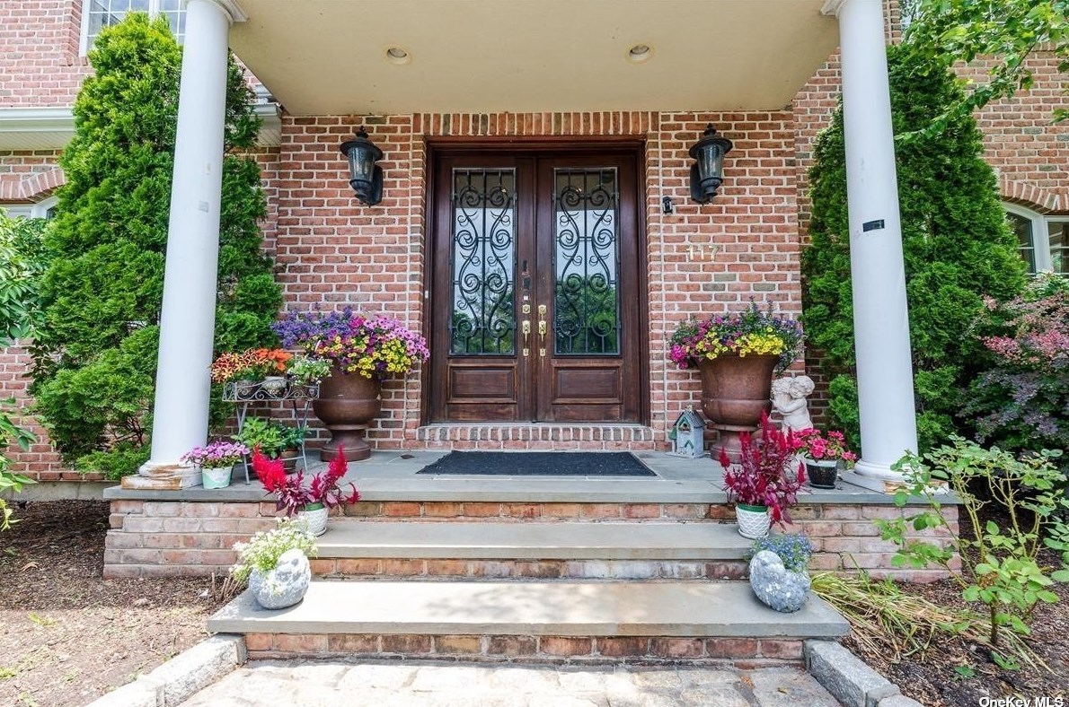 117 Parkway Dr, East Hills NY  11577-2707 exterior