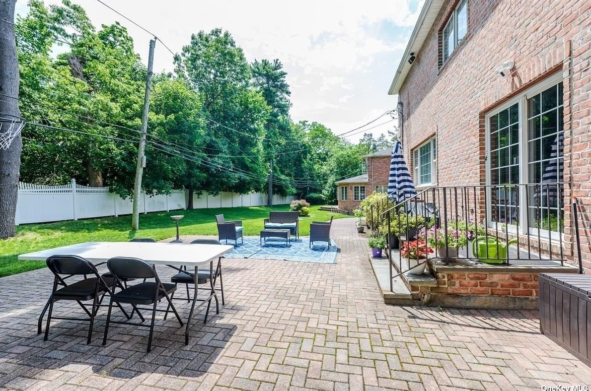 117 Parkway Dr, East Hills NY  11577-2707 exterior