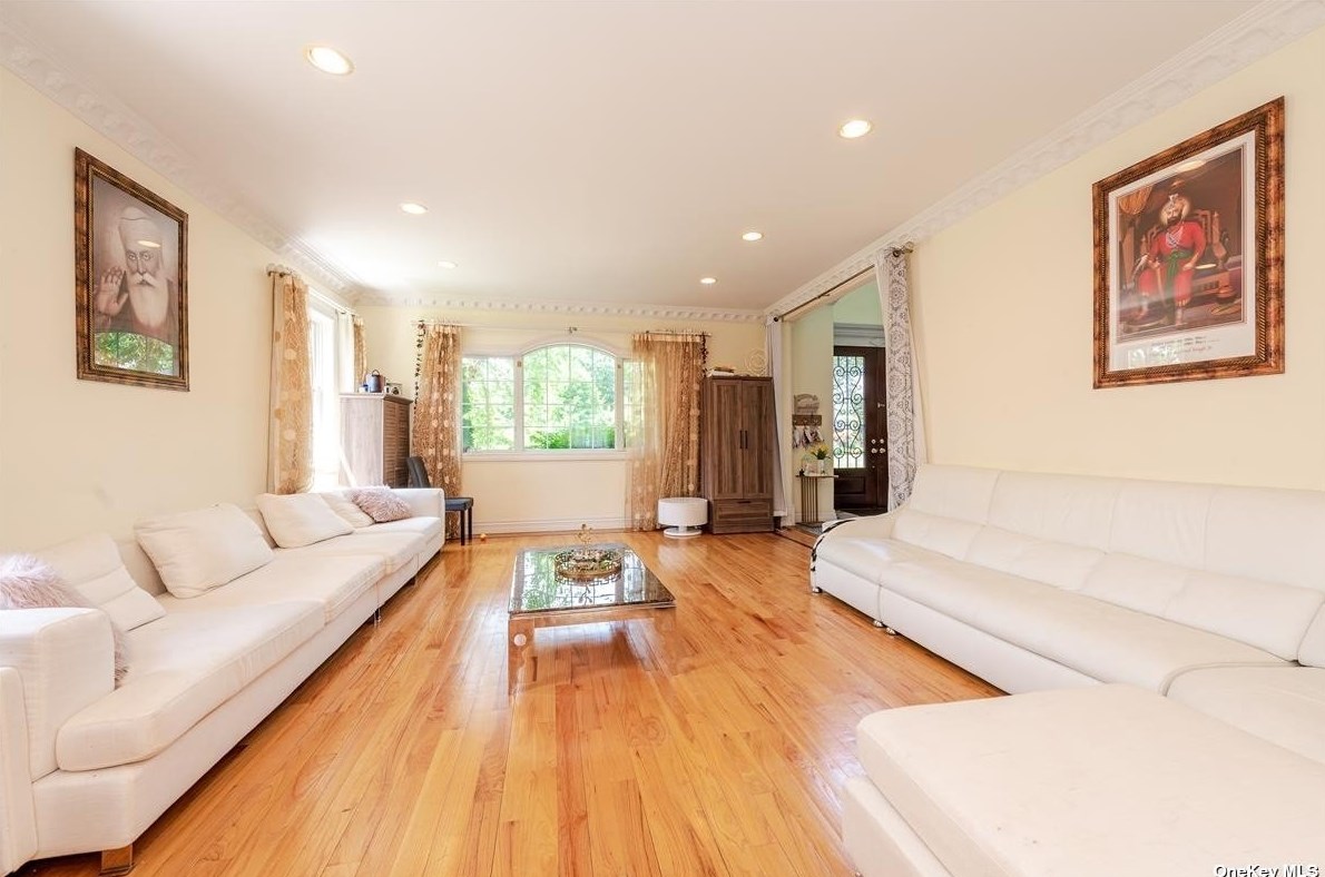 117 Parkway Dr, East Hills NY  11577-2707 exterior