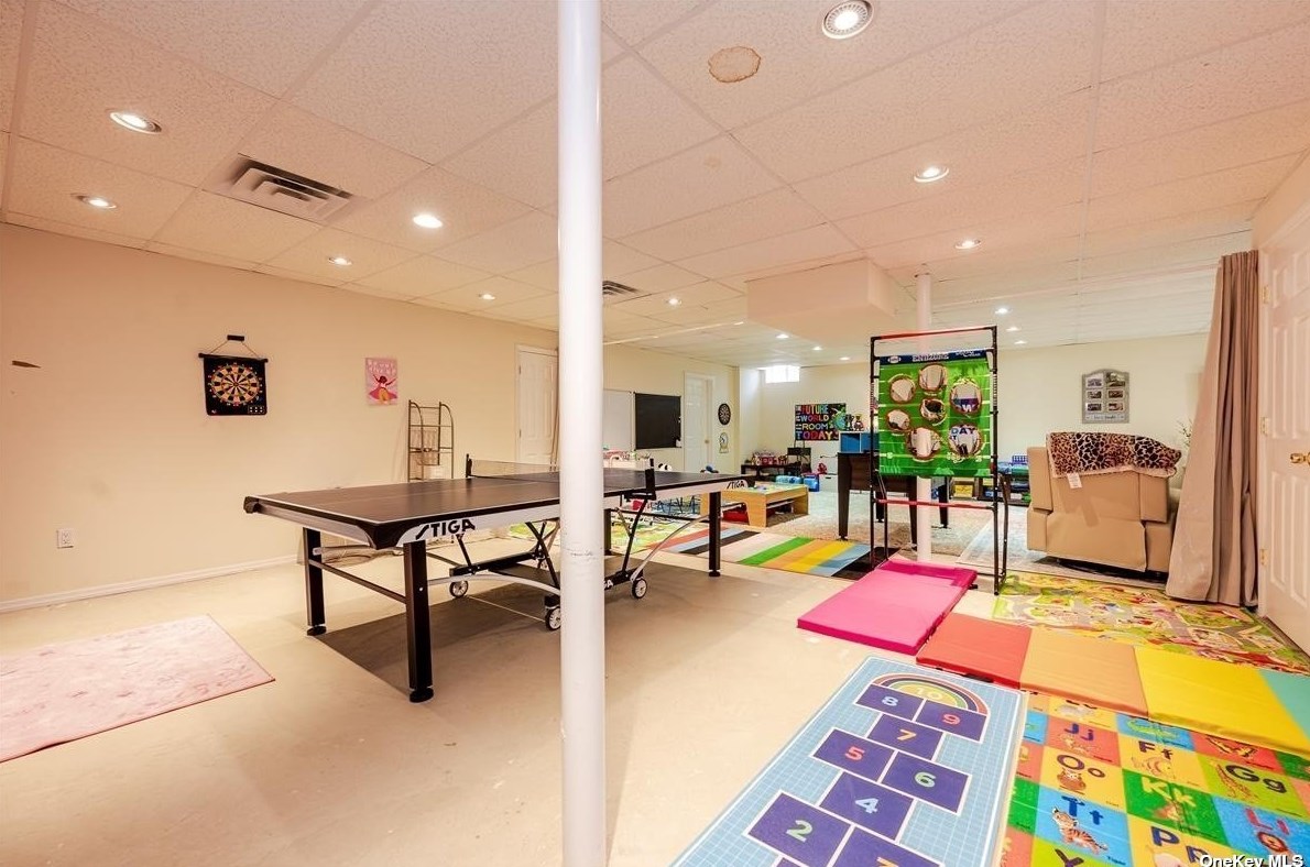 117 Parkway Dr, East Hills NY  11577-2707 exterior