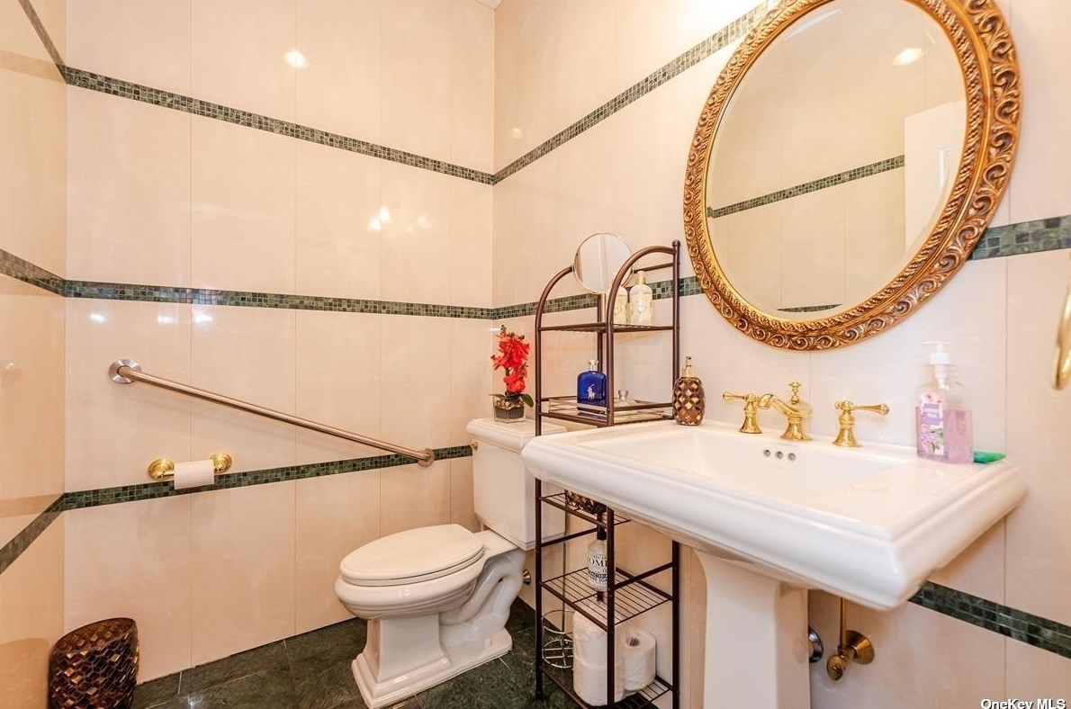 117 Parkway Dr, East Hills NY  11577-2707 exterior