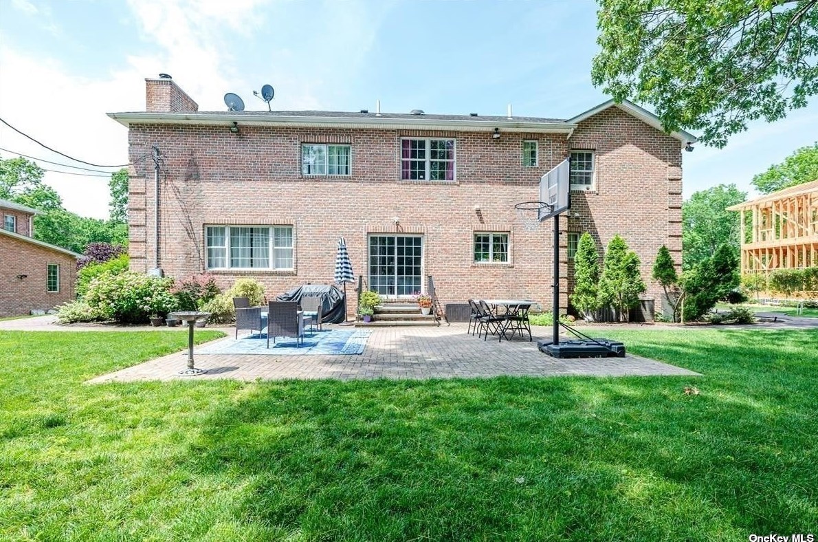 117 Parkway Dr, East Hills NY  11577-2707 exterior