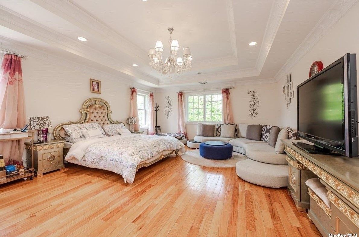 117 Parkway Dr, East Hills NY  11577-2707 exterior