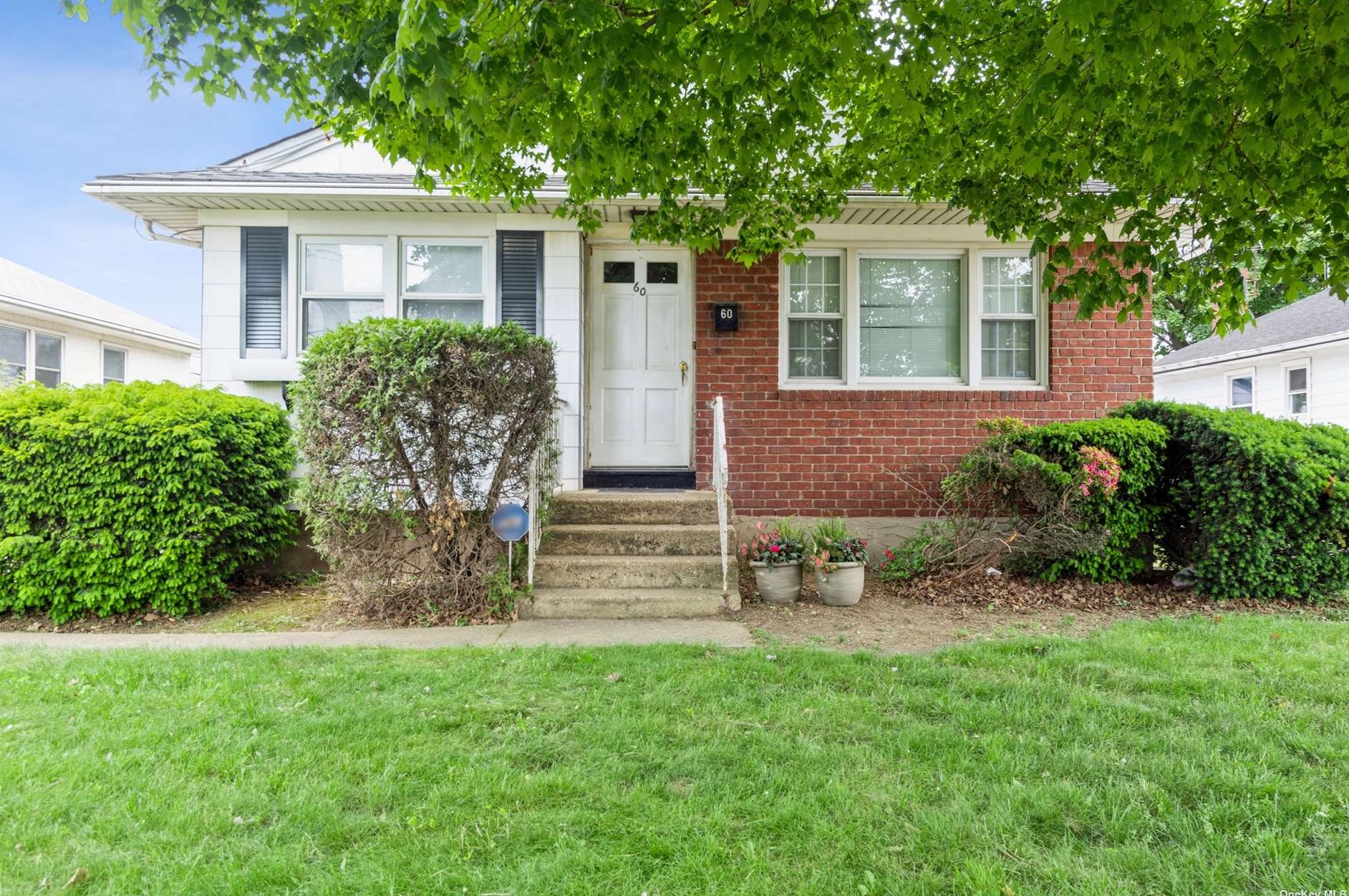 60 Arlington St, Westbury, NY 11590