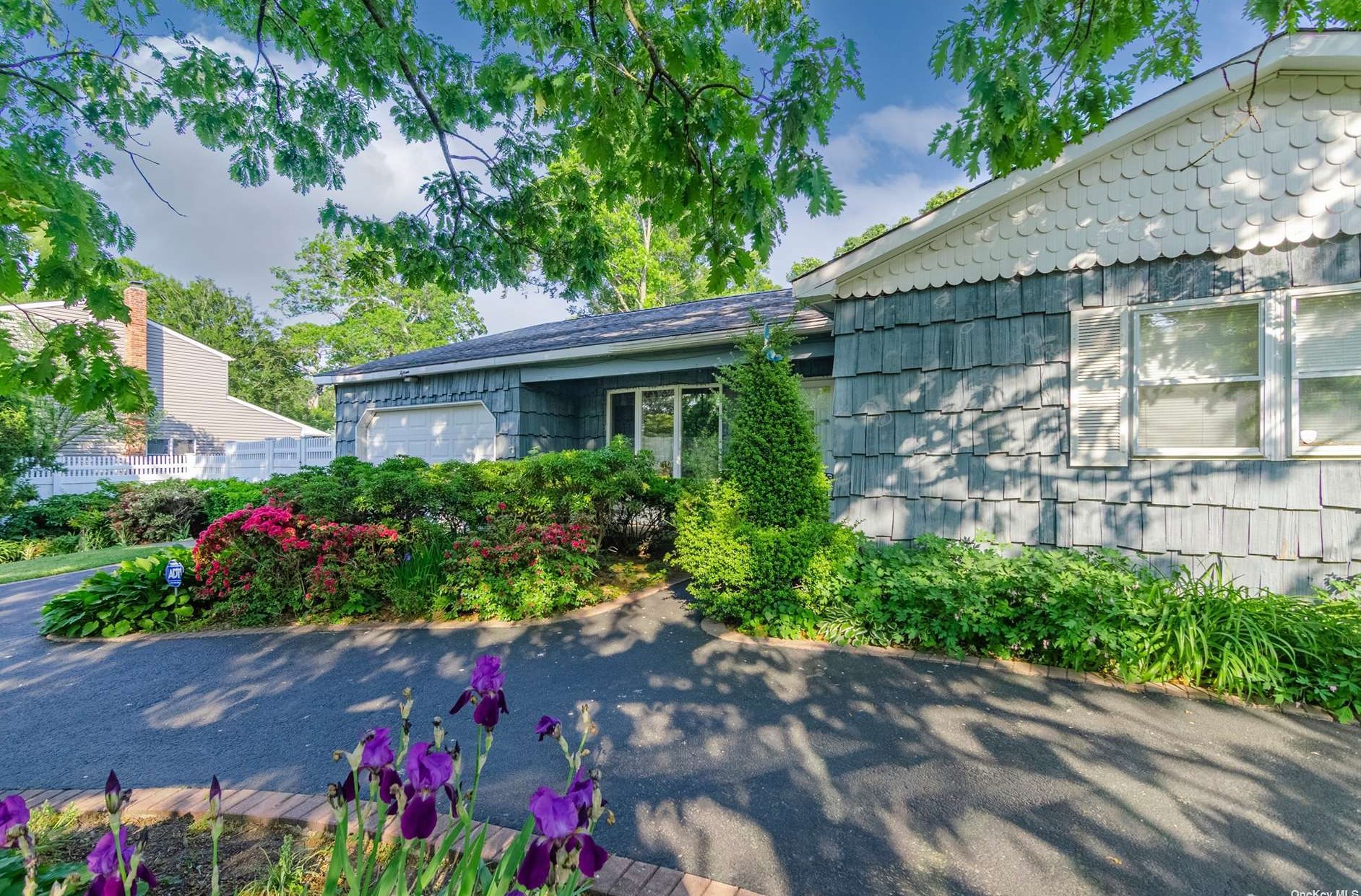 15 Ethan Ln, Hauppauge, NY 11779