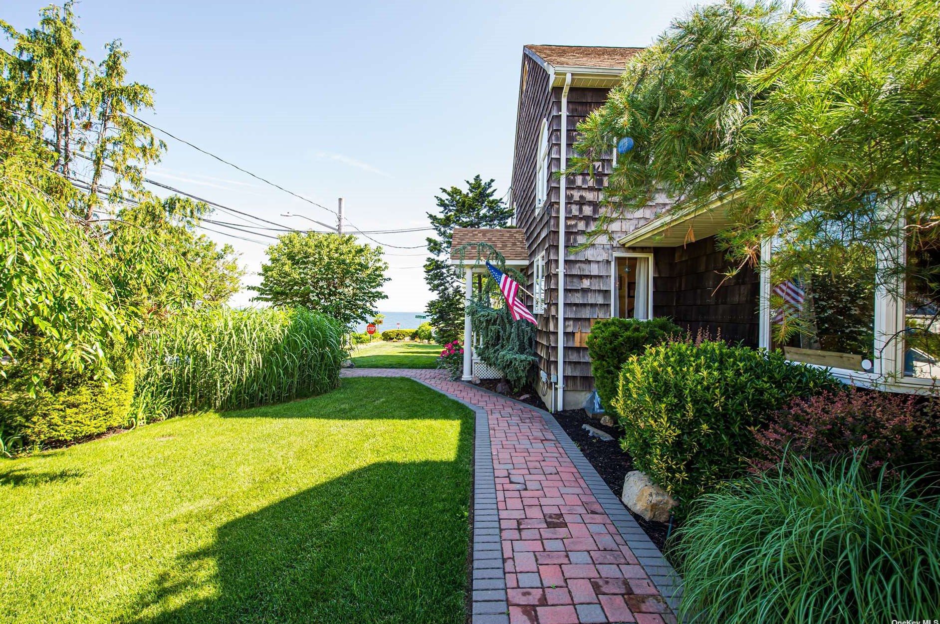 59 Deer Dr, Scotts Beach, NY 11789