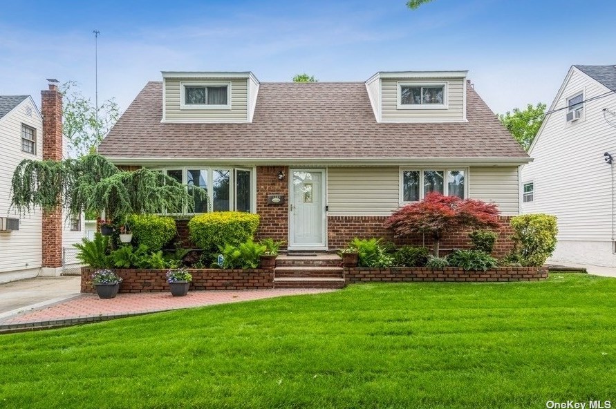 1380 Blossom St, Floral Park, NY 11003