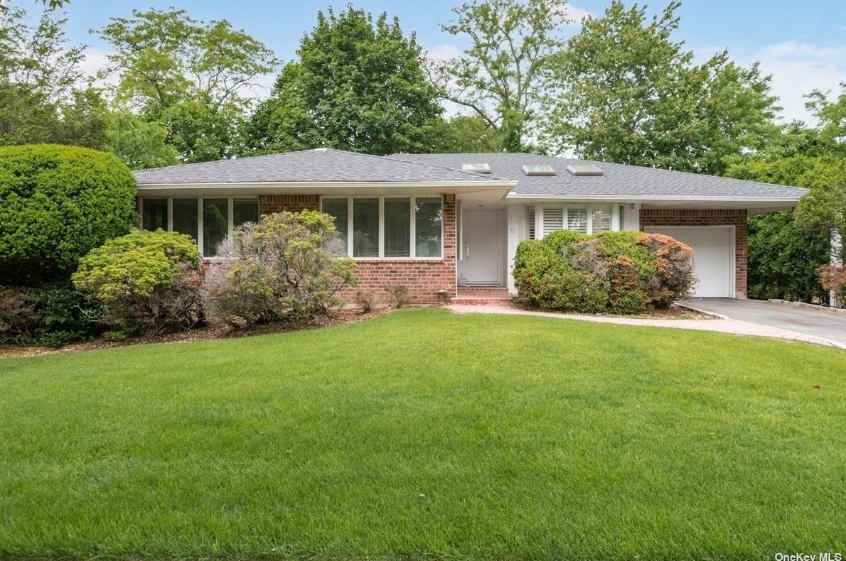 31 Hedgerow Ln, Muttontown, NY 11753