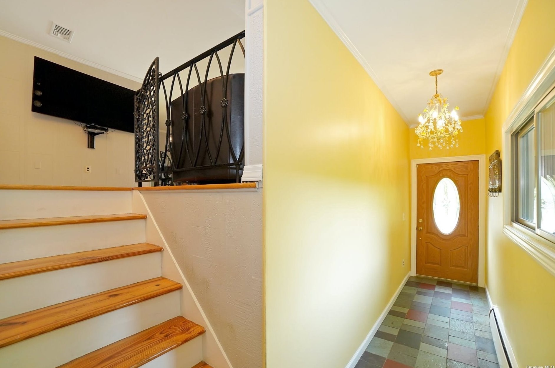205 Garden St, East Hills, NY 11577-1039