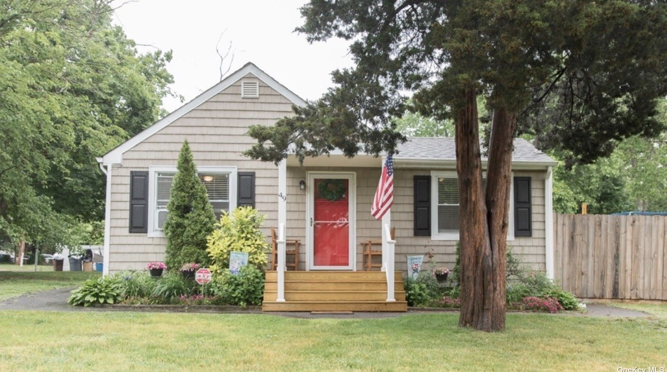 49 S Evergreen Dr, Selden, NY 11784