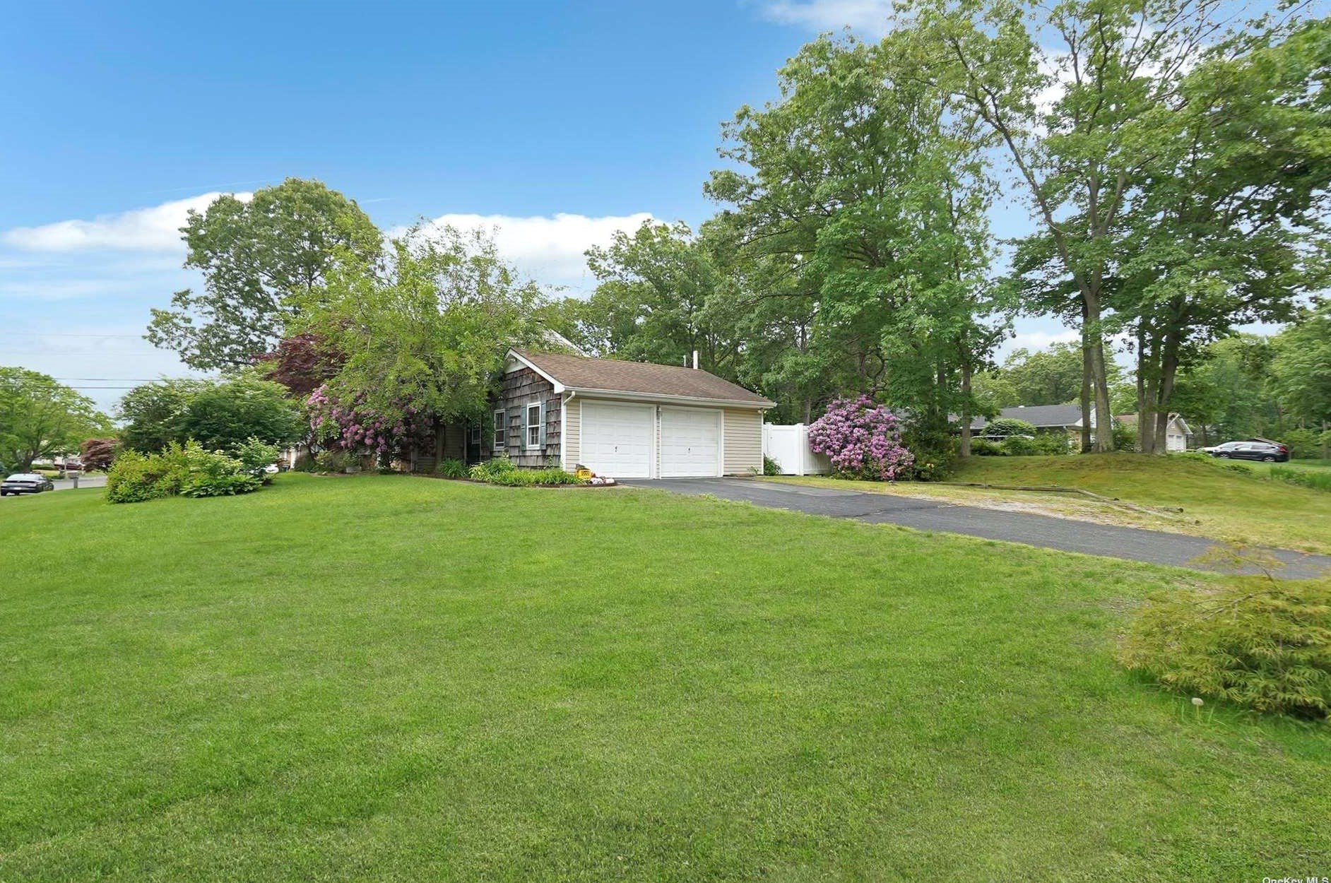 22 Beaverdale Ln, Stonybrook, NY 11790