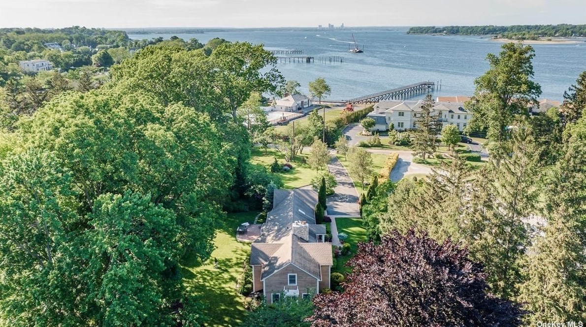 30 Harbour Rd, Great Neck, NY 11024