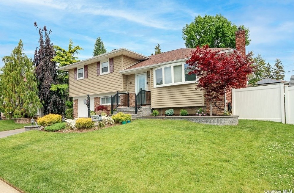 22 Eleanor Ln, Hicksville, NY 11803-6214