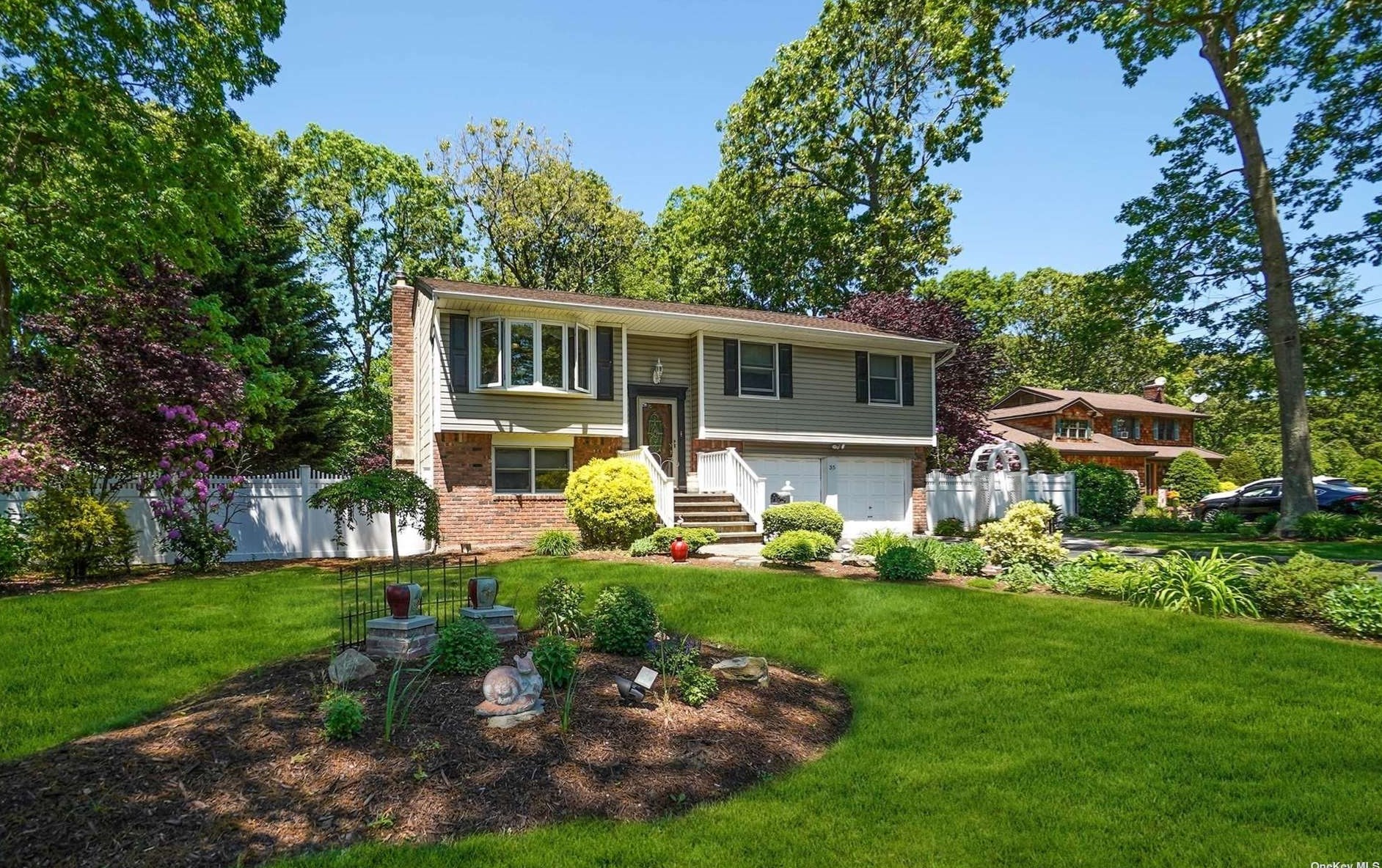 35 40th St, Islip Manor, NY 11751