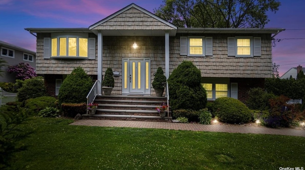 147 Frost Pond Rd, Muttontown, NY 11545