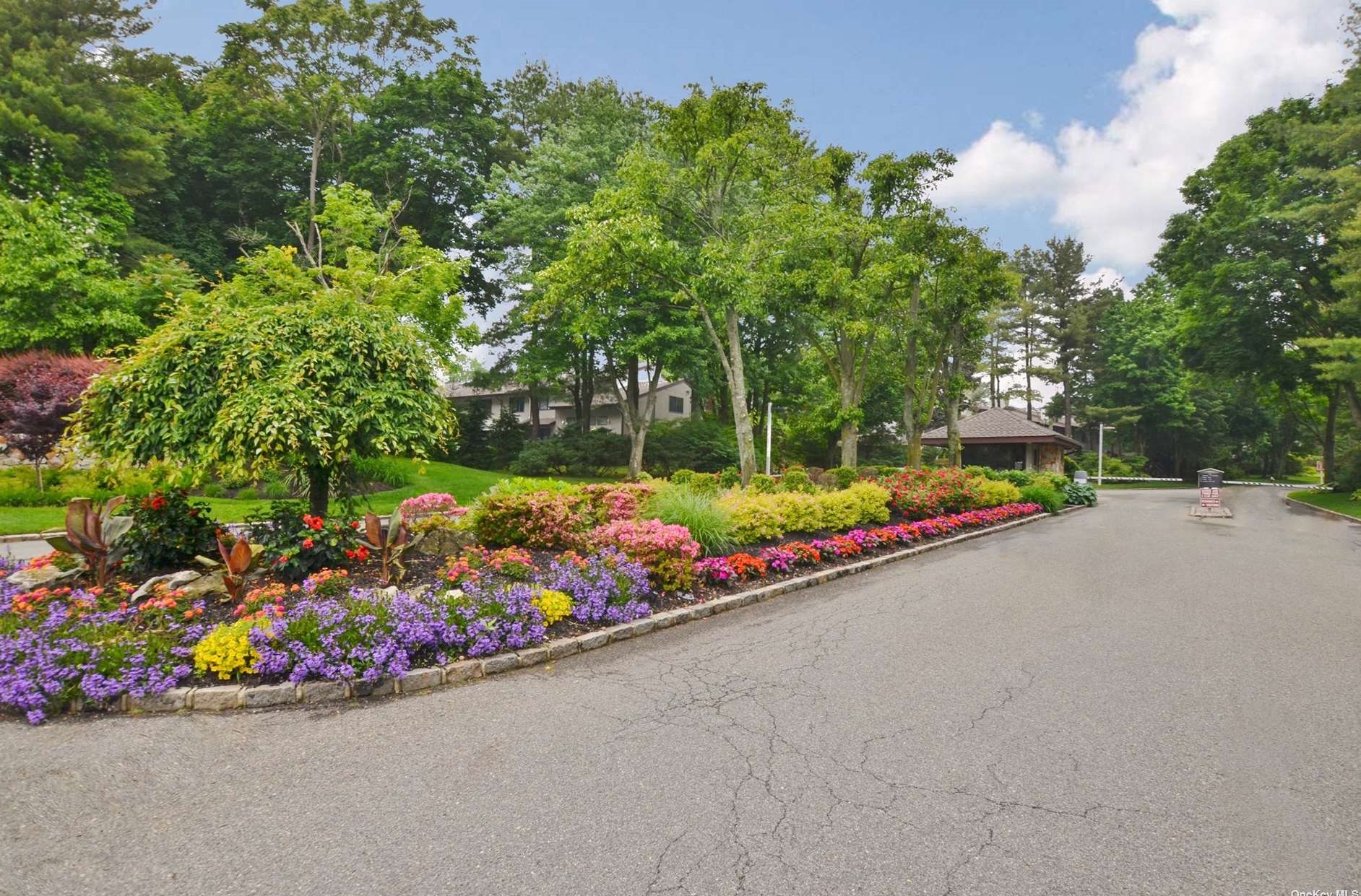 143 Foxwood Dr, Muttontown, NY 11753