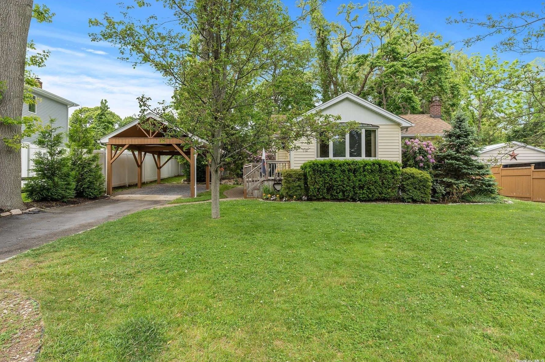 25 Cedar Dr, Miller Place, NY 11764