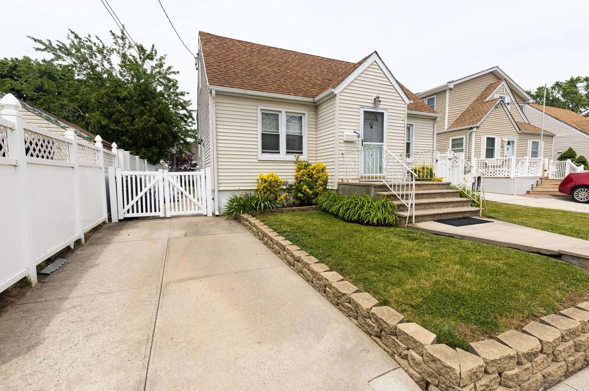 62 Lincoln St, Floral Park, NY 11003