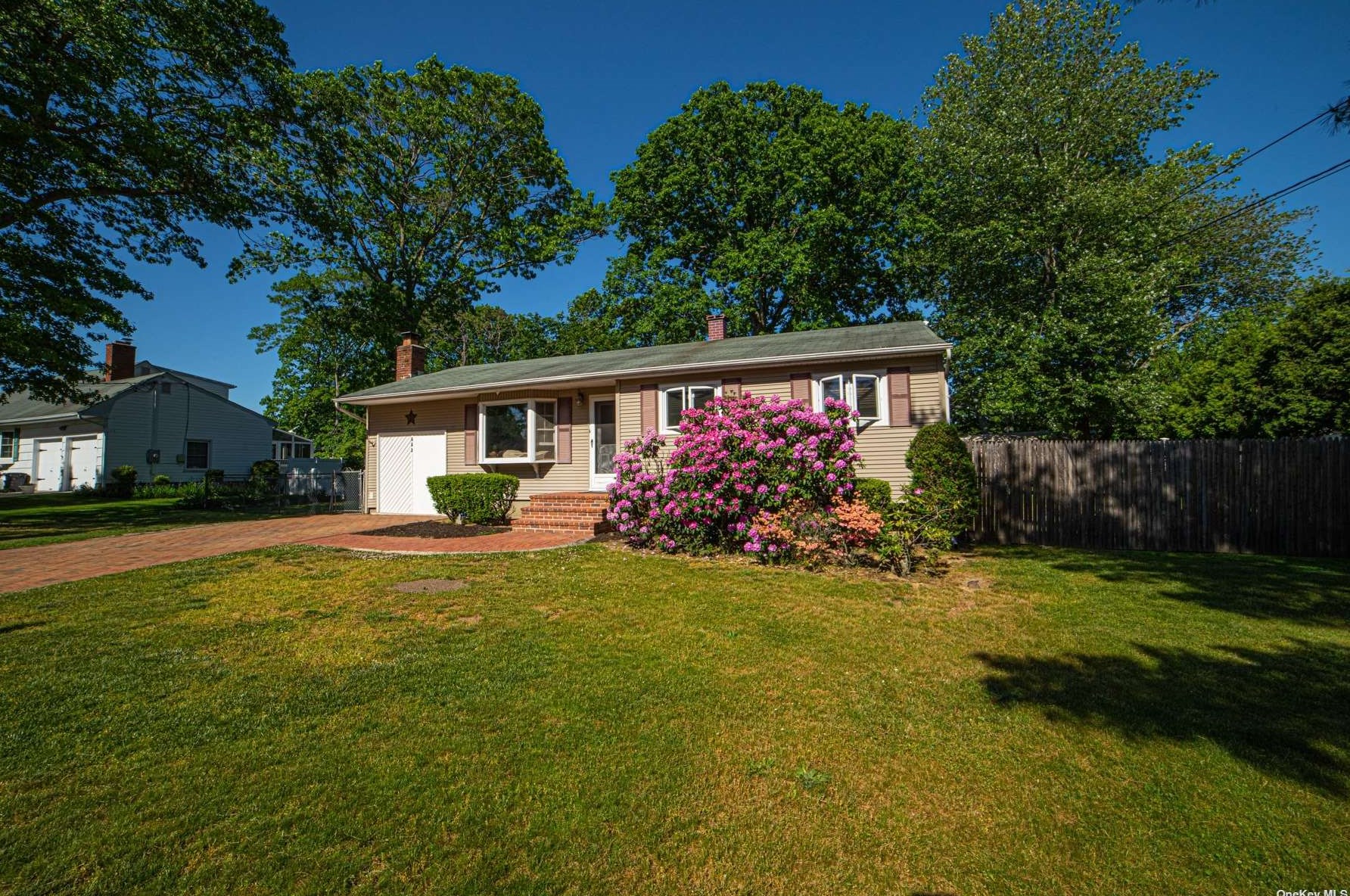 653 Argosy St, Islip Terrace, NY 11752