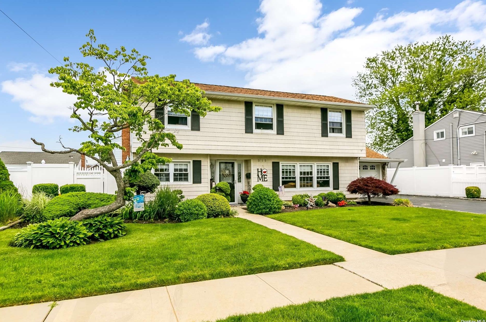 315 Albany Ave, East Massapequa, NY 11758-2115