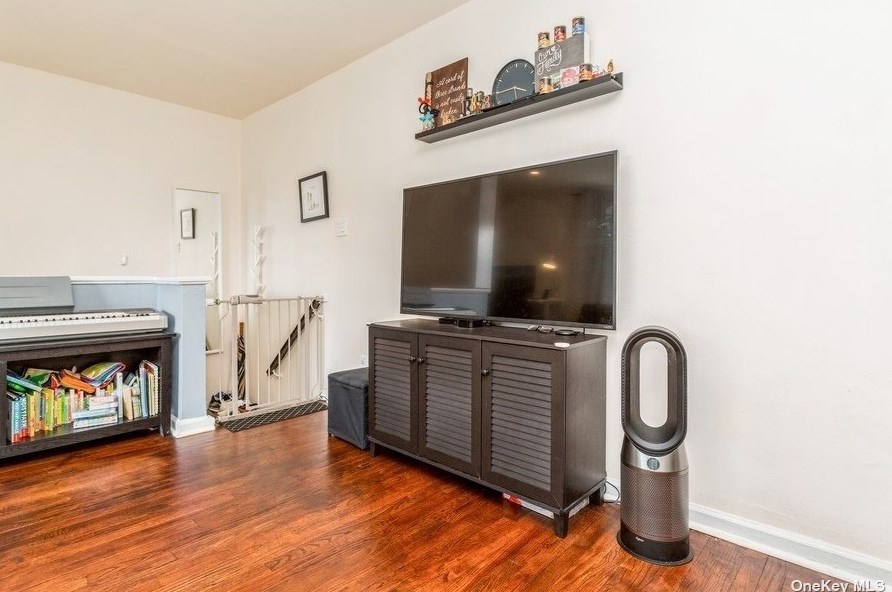 136-17 68th Dr, Flushing, NY 11367-3423