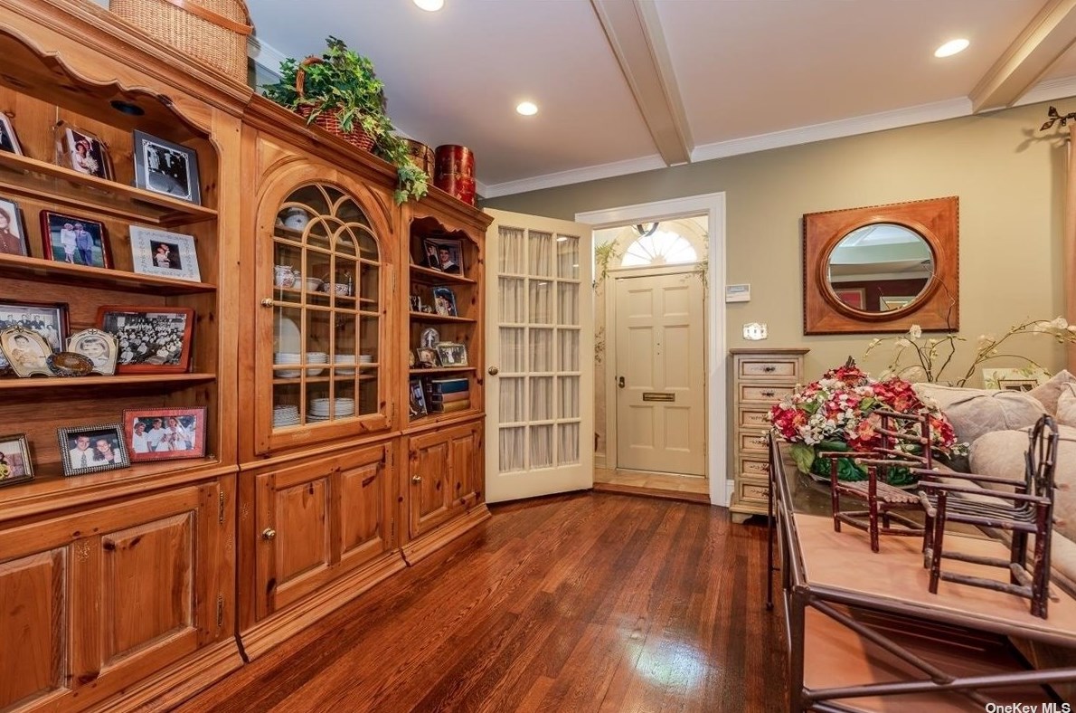51 Henry St, North Merrick, NY 11566-4009