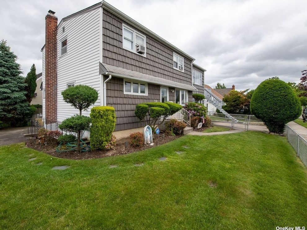 59 Cliff Dr, Hicksville, NY 11801-3341