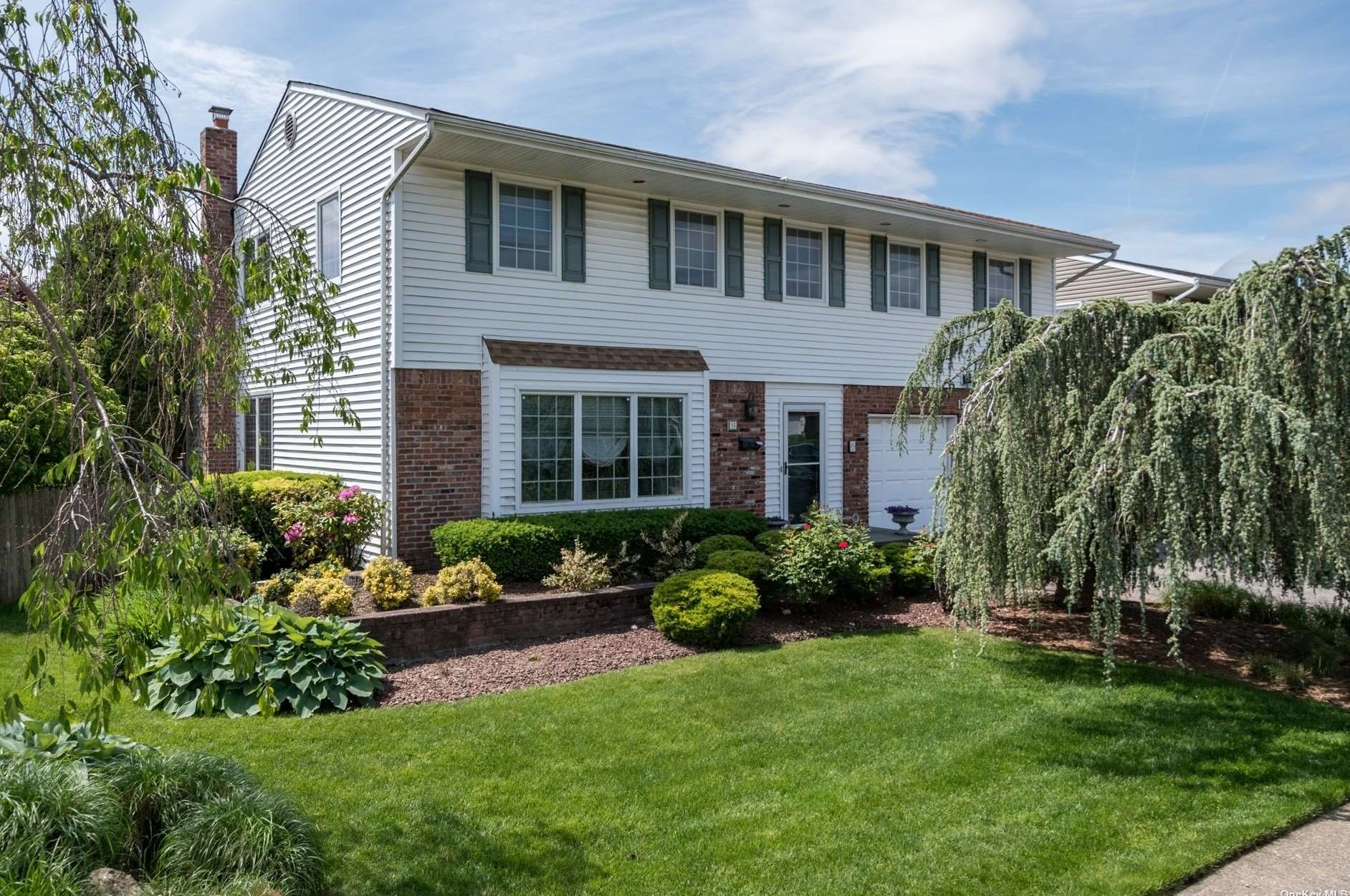 15 Carol St, Hicksville, NY 11803-5605