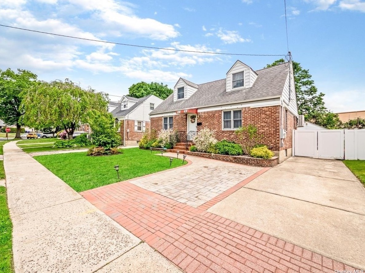 93 Roosevelt Ct, Carle Place, NY 11514-2114