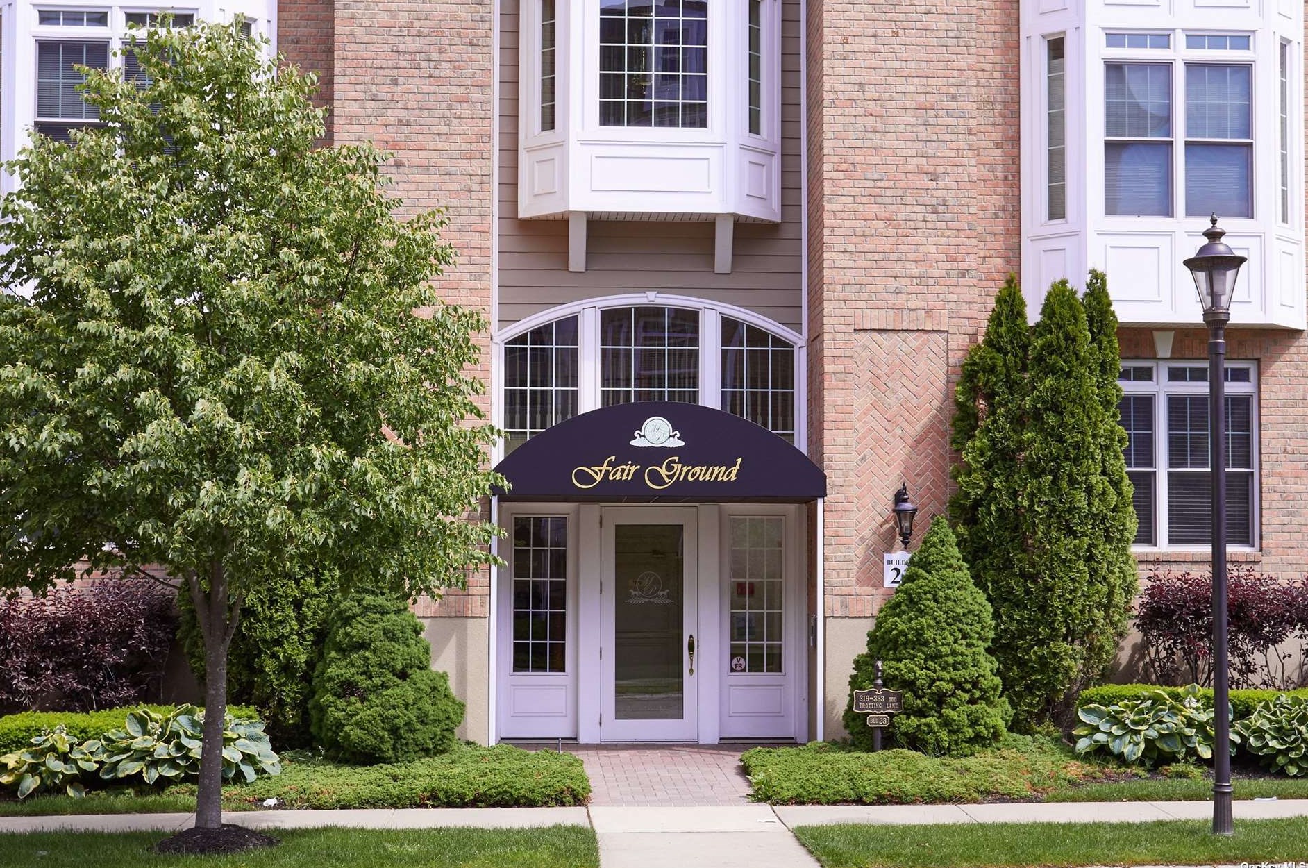 323 Trotting Ln #323, Westbury, NY 11590
