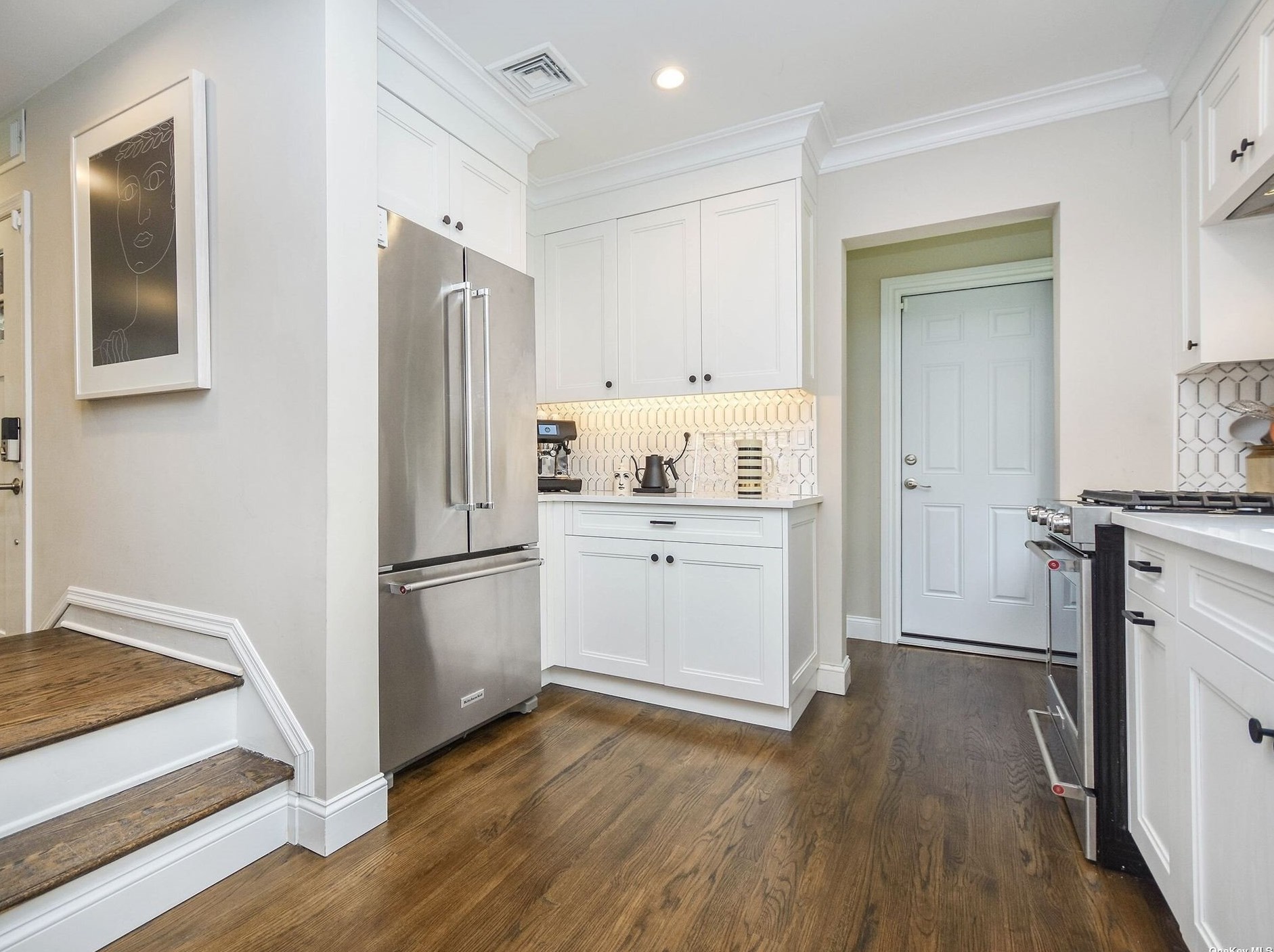 2 Plymouth Rd, Port Washington NY  11050-4313 exterior