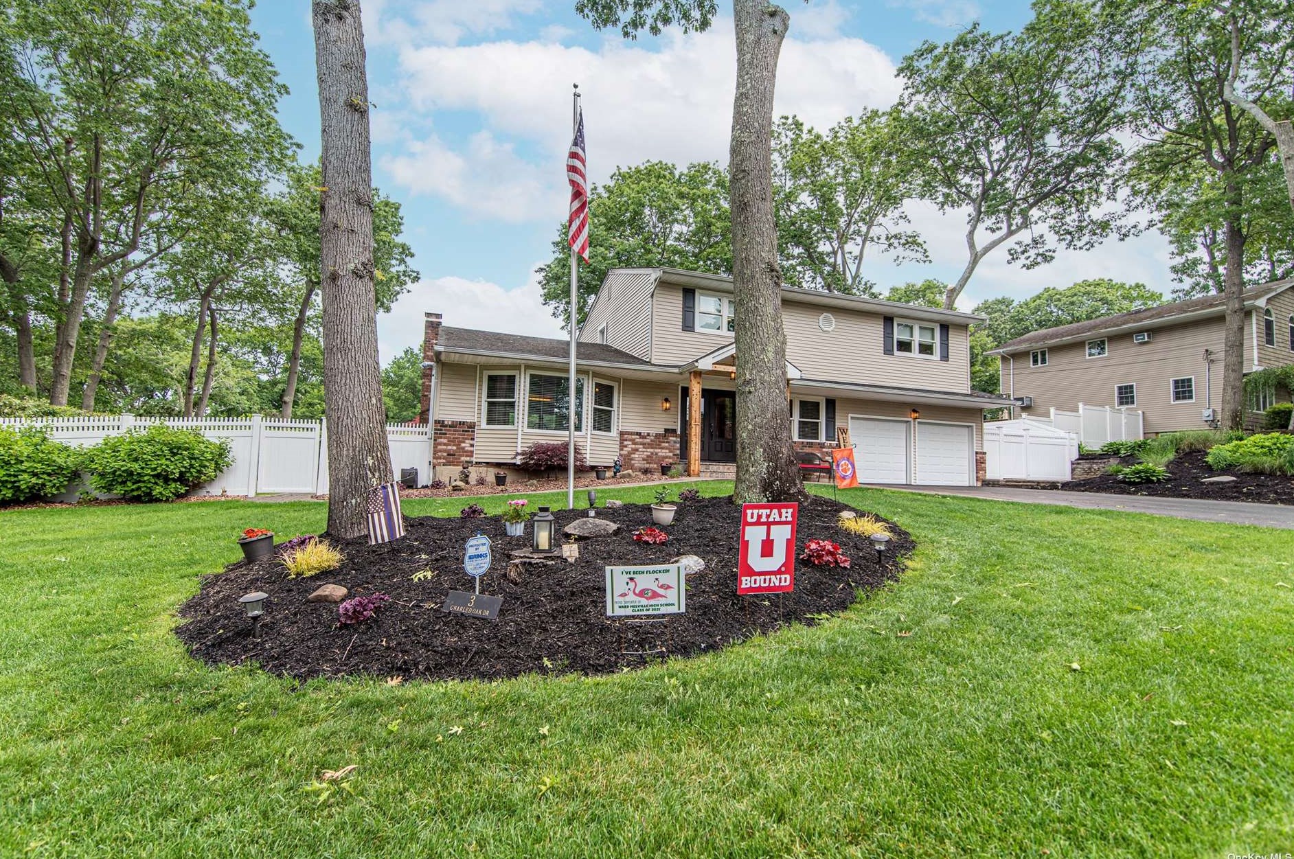 3 Gnarled Oak Dr, Strongs Neck, NY 11733-1817