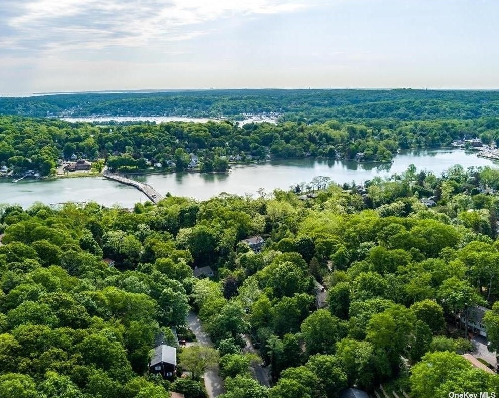 187 Mill Dam Rd, Center Port, NY 11721-1518